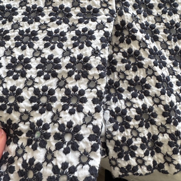 Ann Taylor beautiful Navy and white embroidered floral pencil skirt - Picture 6 of 7